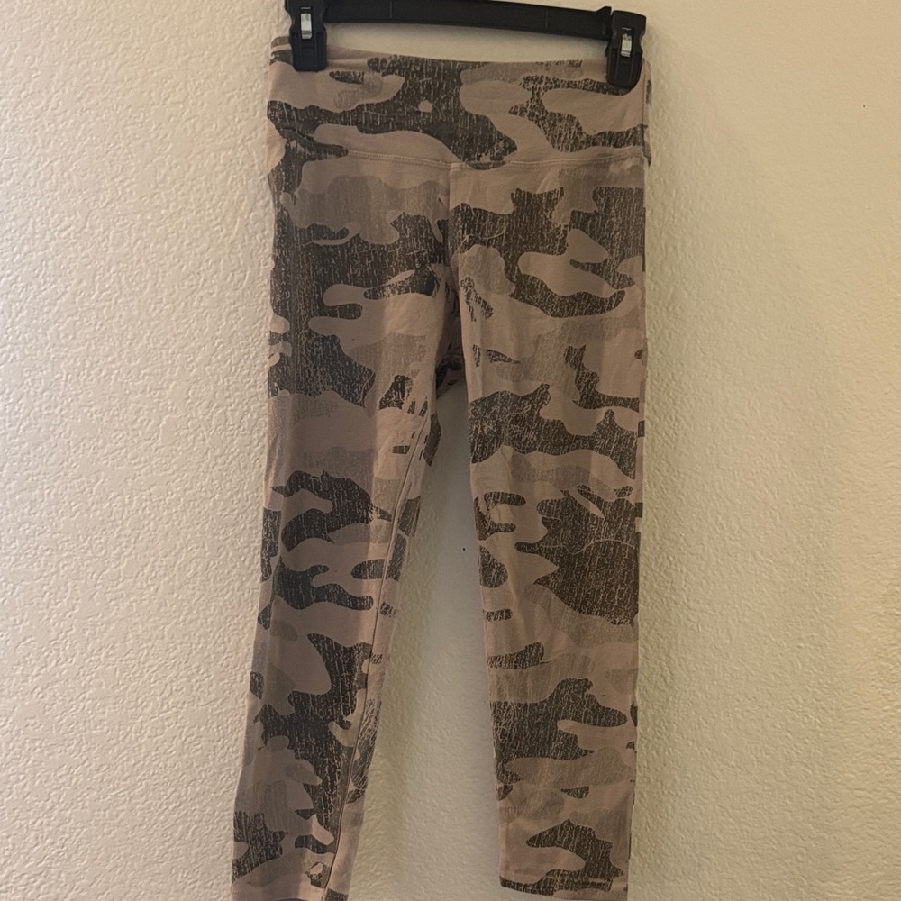Hard Tail Camo Crop Leggings
